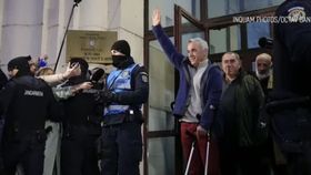 VIDEO Salutul controversat al lui Călin Georgescu. Ce gest a făcut la ieșirea de la audiere